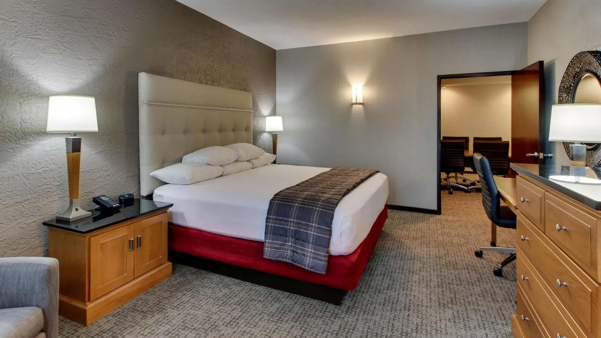 Drury Inn & Suites Phoenix Happy Valley 3*,
